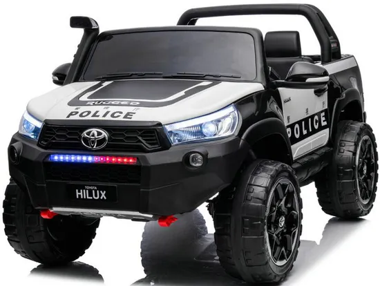 Crianças andam em um carro elétrico Toyota Hilux 2019 oficialmente licenciado